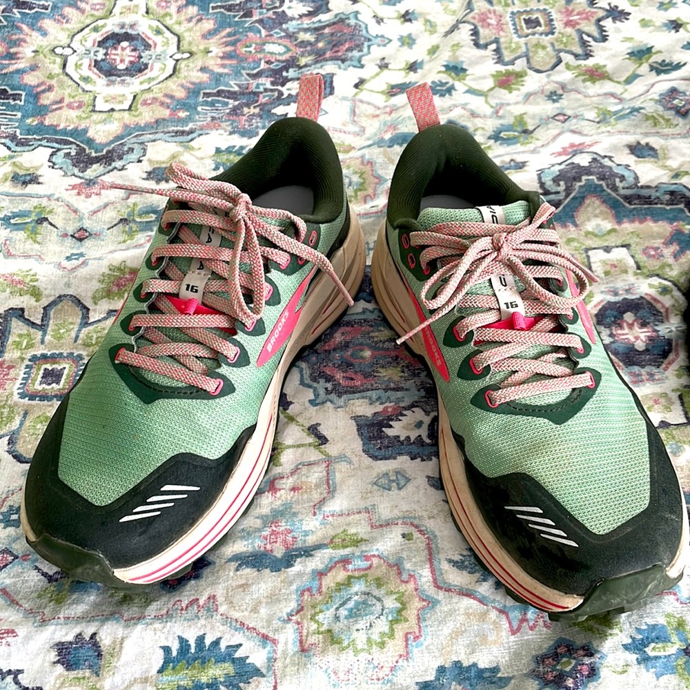 Brooks Cascadia 16 trail run hiking shoes. Sz 9